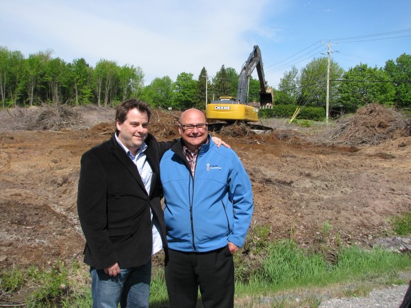 Yannick Ledoux et Luc Barbarie, copropiétaires de GLB Transport & Logistique lors du lancement de la construction de leur nouveau bâtiment.