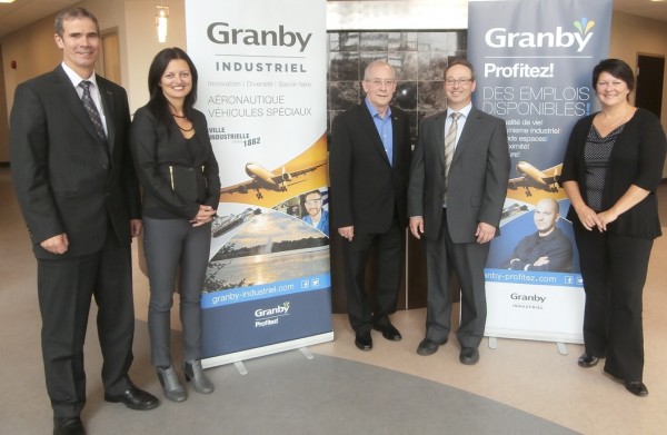 Patrick St-Laurent, directeur général de Granby Industriel, Marie-Claude Dauray, commissaire à l’industrie, Richard Goulet, maire de Granby, Éric Nadeau, président du c.a. de Granby Industriel, Carole Gatien, conseillère en communications et développement économique.