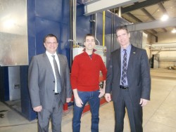 Martin Roy, président de A3M est entouré de Éric Tessier, commissaire industriel et Patrick St-Laurent, directeur général, tous deux de Granby Industriel.