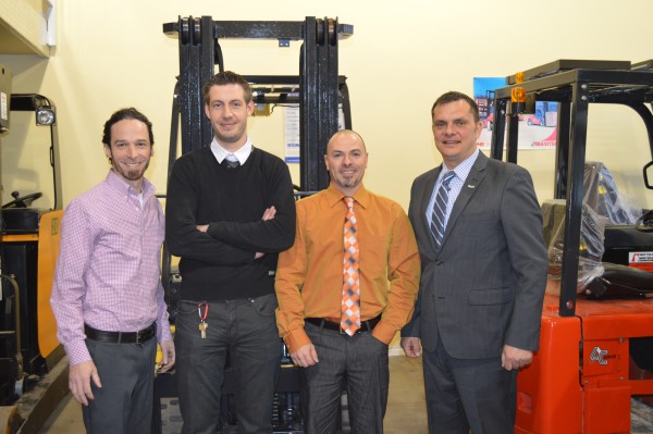 Les nouveaux propriétaires, Thibaut Libert et Stéphane Lacasse, sont entourés de Frédérick Bonner, conseiller aux entreprises pour Entrepreneuriat Haute-Yamaska et de Éric Tessier, directeur, développement industriel chez Granby Industriel