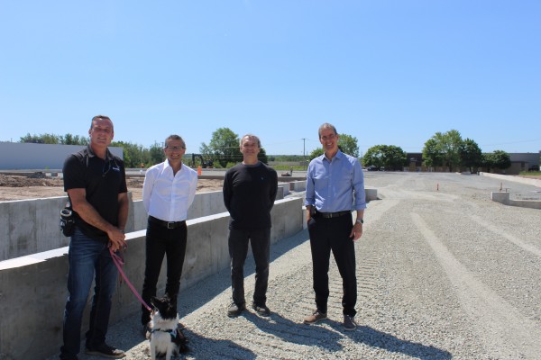 De gauche à droite : Pascal Bonin, Maire de Granby, Éric Dupéré et Alain Curado, A7 Intégration et Patrick St-Laurent, Granby Industriel.  