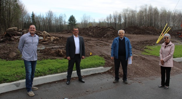 Pascal Bonin, Maire de Granby, Éric Tessier, directeur développement industriel, Granby Industriel, Mé Véronneau et Mme Fortin