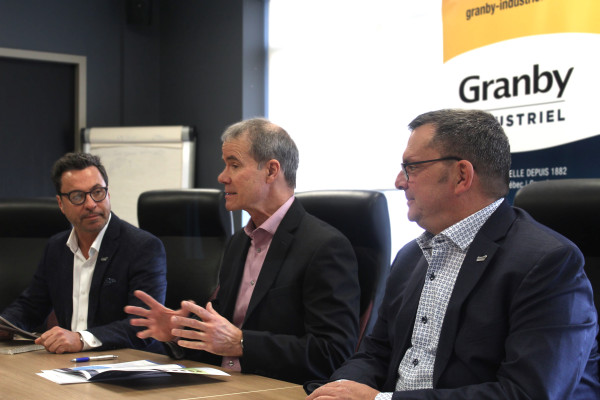 Gauche à droite : Alain Lacasse, coprésident de Granby Industriel, Patrick St-Laurent, directeur général et Éric Tessier, directeur développement industriel.