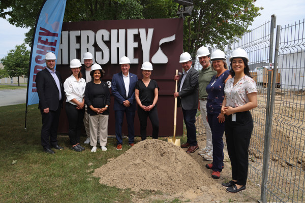 De gauche à droite : 
Lukas Dufault, Directeur général, Granby Industriel
Myriam Belisle et Philippe D’Etcheverry, Investissement Québec
Limer Batista Amadi, Hershey
Tim Hinegardner, VP Manufacturing Hershey
Julie Bourdon, Mairesse de Granby
David Plamondon, directeur Hershey Canada
Alain Lacasse, conseiller municipal Granby et coprésident de Granby Industriel
Carole Gatien, Granby Industriel 
Arianne Goulet, Investissement Québec