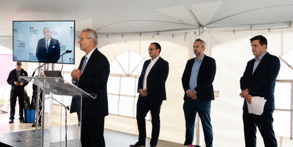 De gauche à droite : Denis Mercier, Directeur Général Adjoint du groupe Fives, Jean-François 
LAROUCHE – Directeur Général de Fives Services inc, Pierre BABIC, Directeur Exécutif de Fives
Solios inc et Pasquale Calo, Directeur Général de Fives Liné Machines