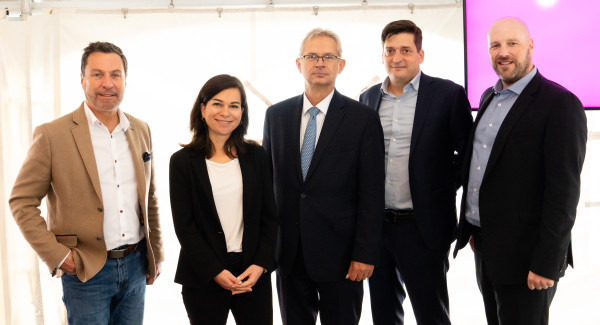 De gauche à droite : Alain Lacasse, Conseiller municipal, Julie Bourdon, mairesse de Granby, Denis 
Mercier, Directeur Général Adjoint du groupe Fives, Pasquale Calo, Directeur Général de
Fives Liné Machines, et Lukas Dufault, Directeur général de Granby Industriel